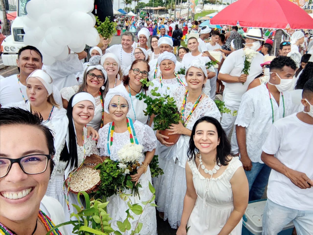 Grupo de pessoas no Terreiro de Mina Santa Bárbara